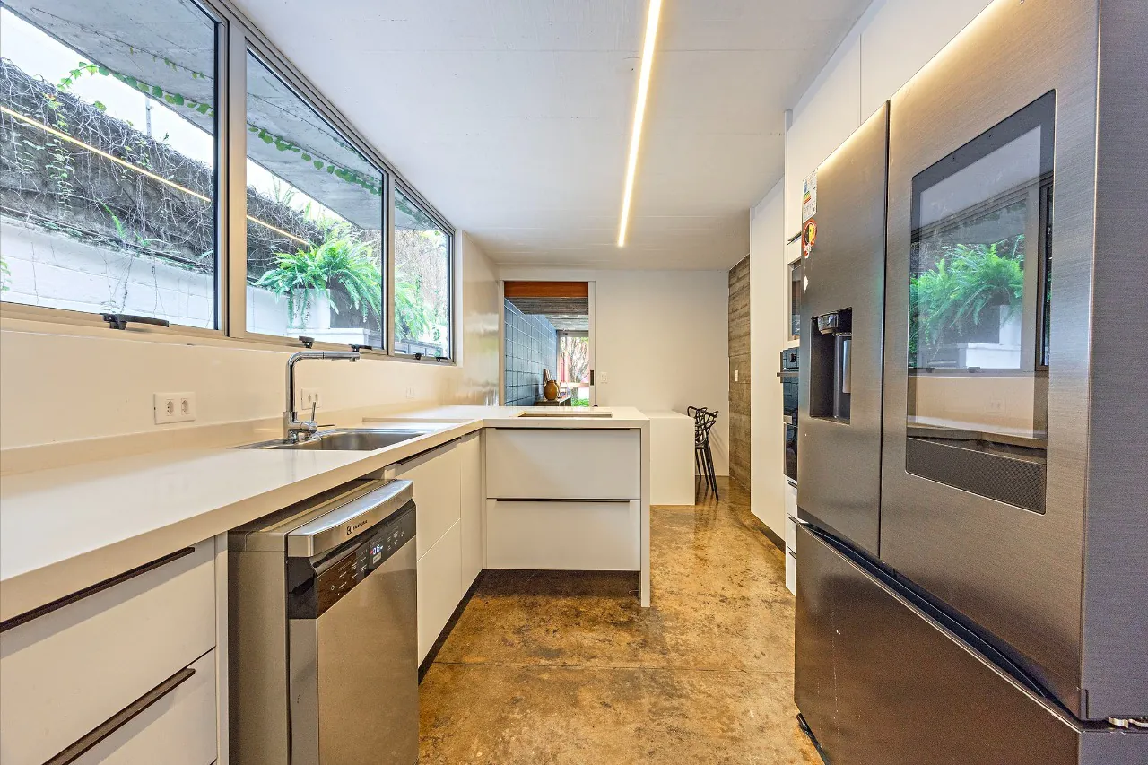 Residência com assinatura de Ruy e Rodrigo Ohtake em rua tranquila com paisagismo de Burle Marx – CA0130 - imovel-16992-94