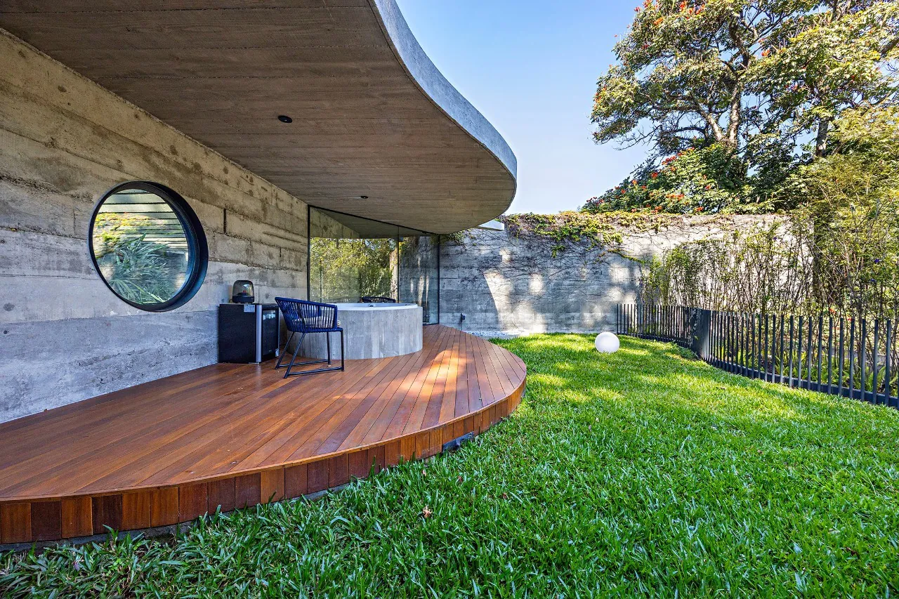 Residência com assinatura de Ruy e Rodrigo Ohtake em rua tranquila com paisagismo de Burle Marx – CA0130 - imovel-16992-107