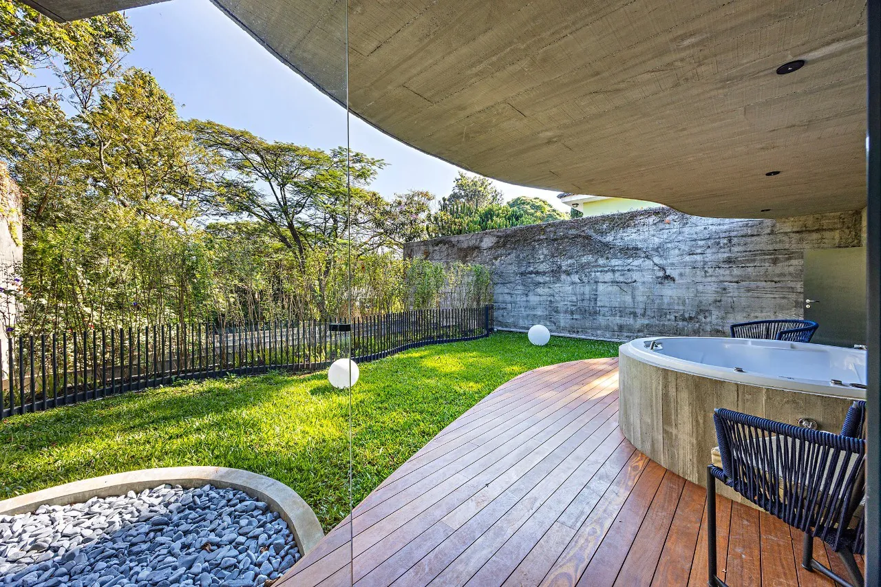 Residência com assinatura de Ruy e Rodrigo Ohtake em rua tranquila com paisagismo de Burle Marx – CA0130 - imovel-16992-110