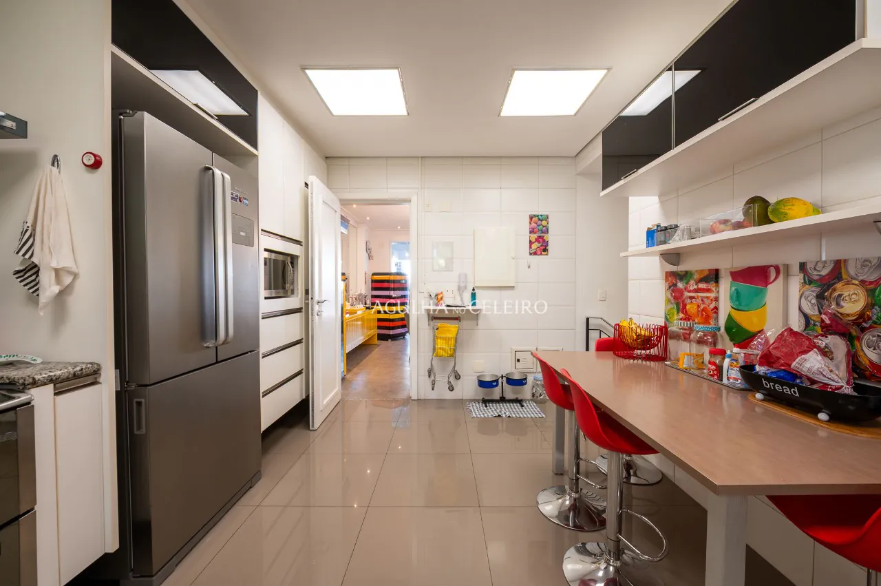 casa-com-projeto-acolhedor-e-com-projeto-que-integra-a-natureza-em-condominio-de-alto-de-pinheiros-19948-10