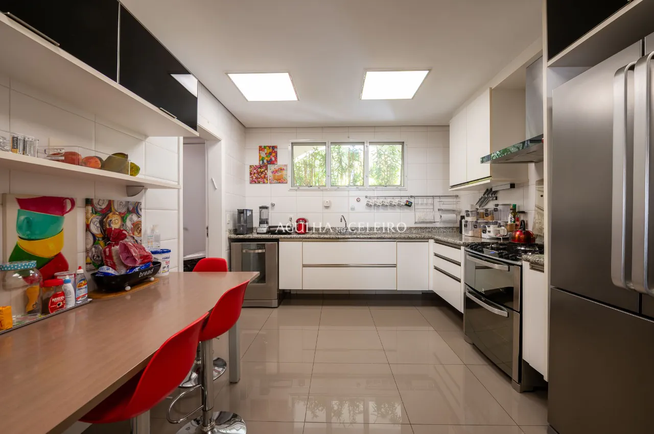 casa-com-projeto-acolhedor-e-com-projeto-que-integra-a-natureza-em-condominio-de-alto-de-pinheiros-19948-11