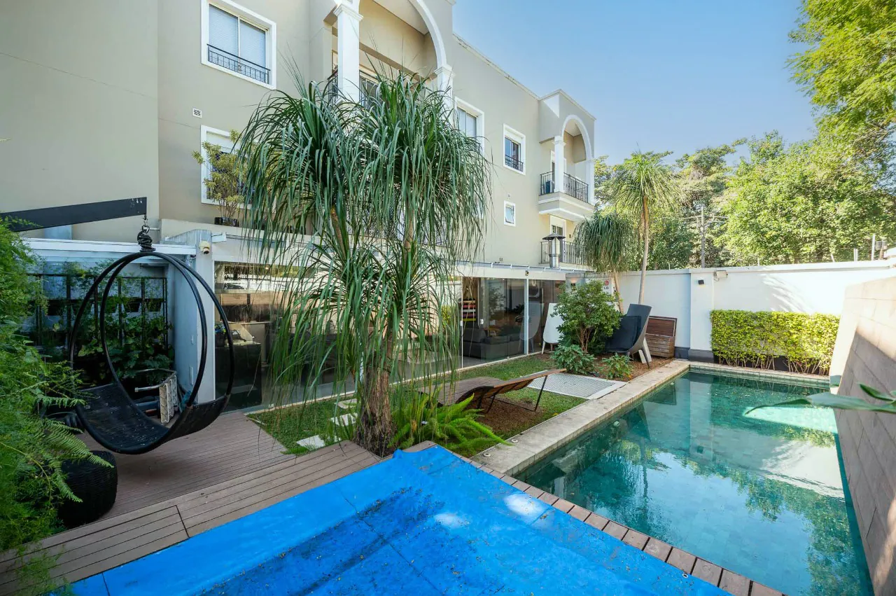 casa-com-projeto-acolhedor-e-com-projeto-que-integra-a-natureza-em-condominio-de-alto-de-pinheiros-19948-1