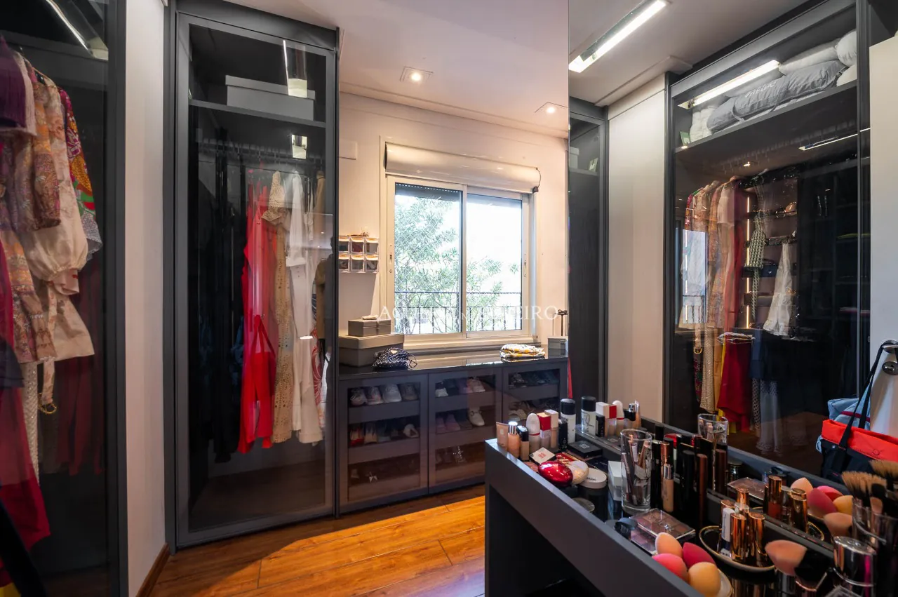 casa-com-projeto-acolhedor-e-com-projeto-que-integra-a-natureza-em-condominio-de-alto-de-pinheiros-19948-17