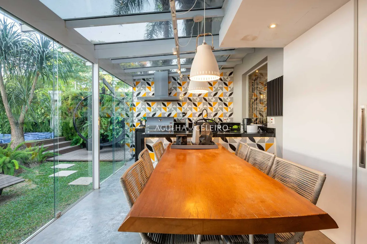 casa-com-projeto-acolhedor-e-com-projeto-que-integra-a-natureza-em-condominio-de-alto-de-pinheiros-19948-3