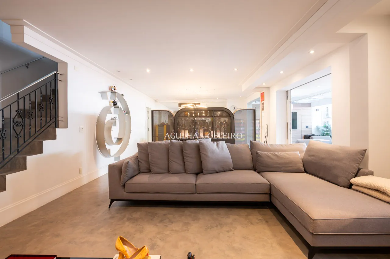 casa-com-projeto-acolhedor-e-com-projeto-que-integra-a-natureza-em-condominio-de-alto-de-pinheiros-19948-6