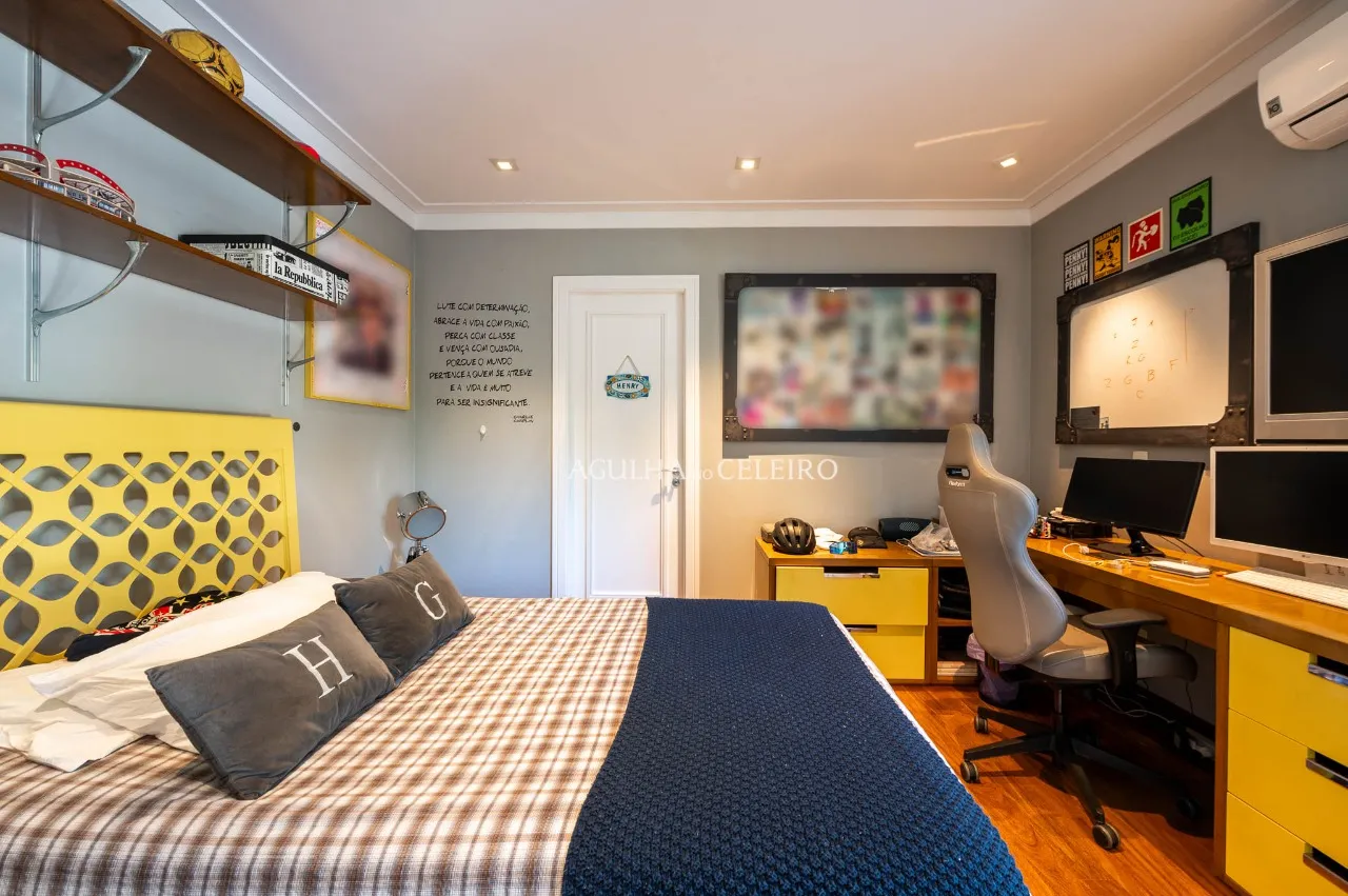 Casa com projeto acolhedor e com projeto que integra a natureza, em condomínio de Alto de Pinheiros. – 19948