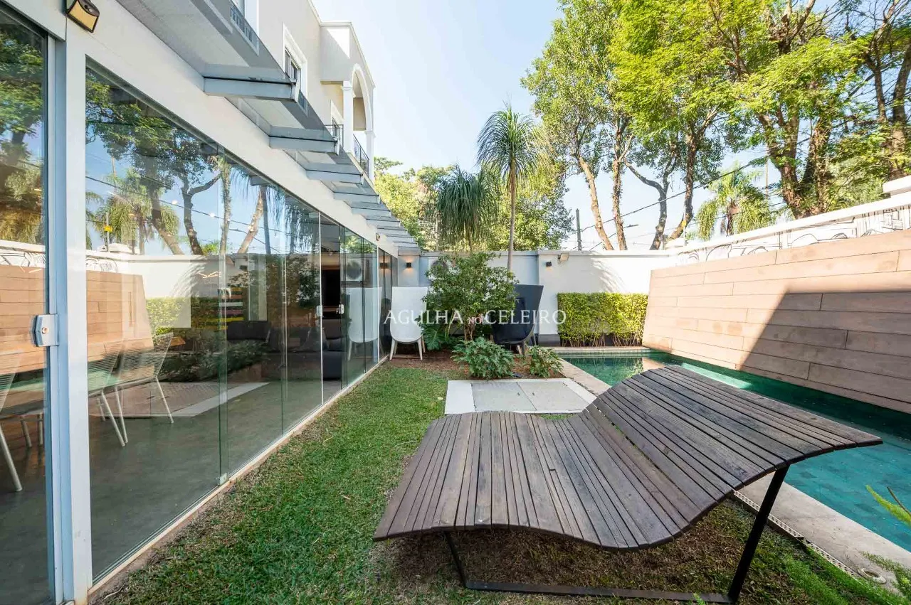 Casa com projeto acolhedor e com projeto que integra a natureza, em condomínio de Alto de Pinheiros. – 19948