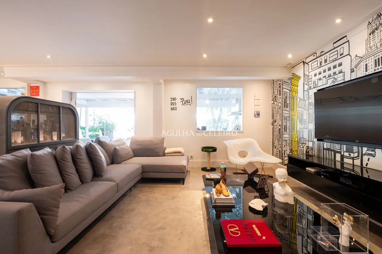 Casa com projeto acolhedor e com projeto que integra a natureza, em condomínio de Alto de Pinheiros. – 19948