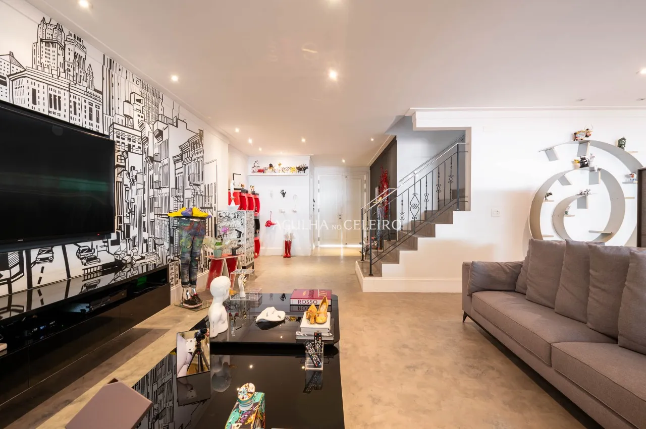 Casa com projeto acolhedor e com projeto que integra a natureza, em condomínio de Alto de Pinheiros. – 19948