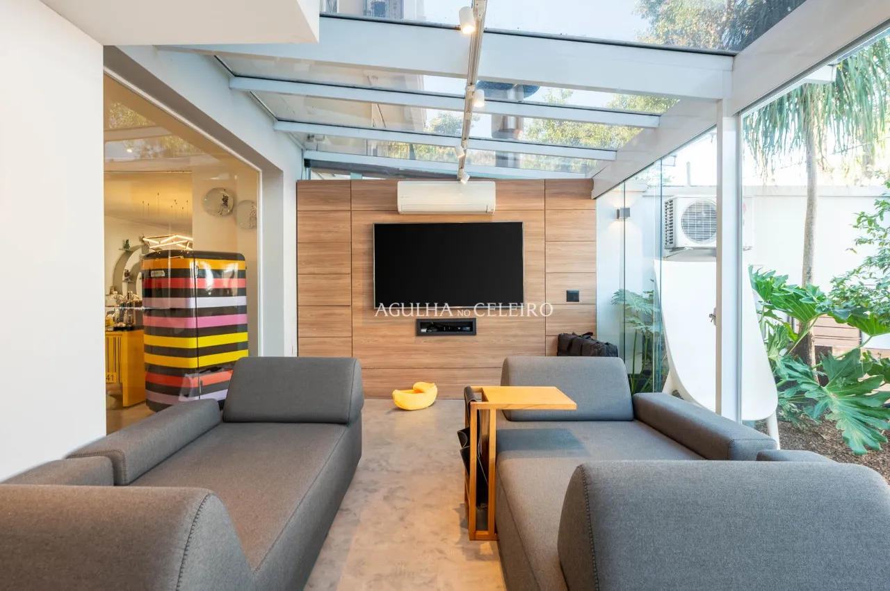 Casa com projeto acolhedor e com projeto que integra a natureza, em condomínio de Alto de Pinheiros. – 19948