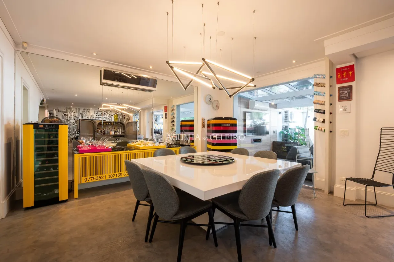 Casa com projeto acolhedor e com projeto que integra a natureza, em condomínio de Alto de Pinheiros. – 19948