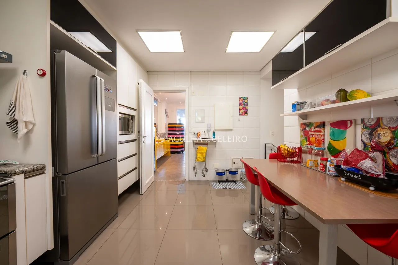 Casa com projeto acolhedor e com projeto que integra a natureza, em condomínio de Alto de Pinheiros. – 19948