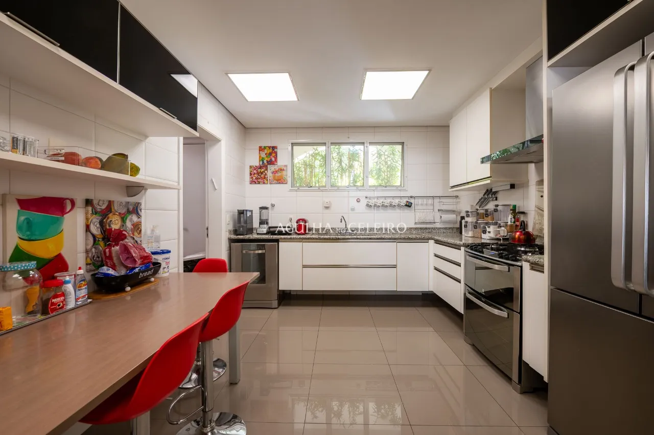 Casa com projeto acolhedor e com projeto que integra a natureza, em condomínio de Alto de Pinheiros. – 19948