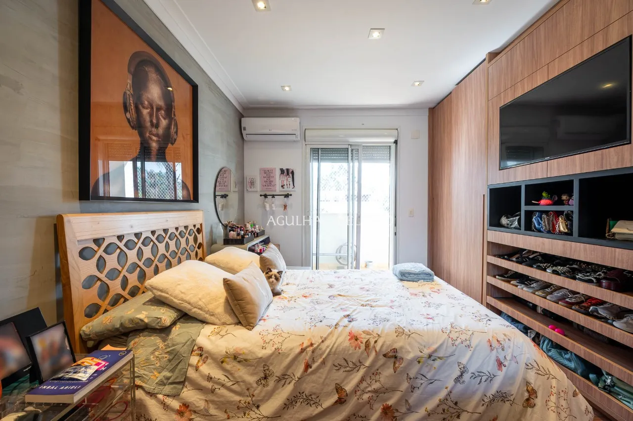 Casa com projeto acolhedor e com projeto que integra a natureza, em condomínio de Alto de Pinheiros. – 19948