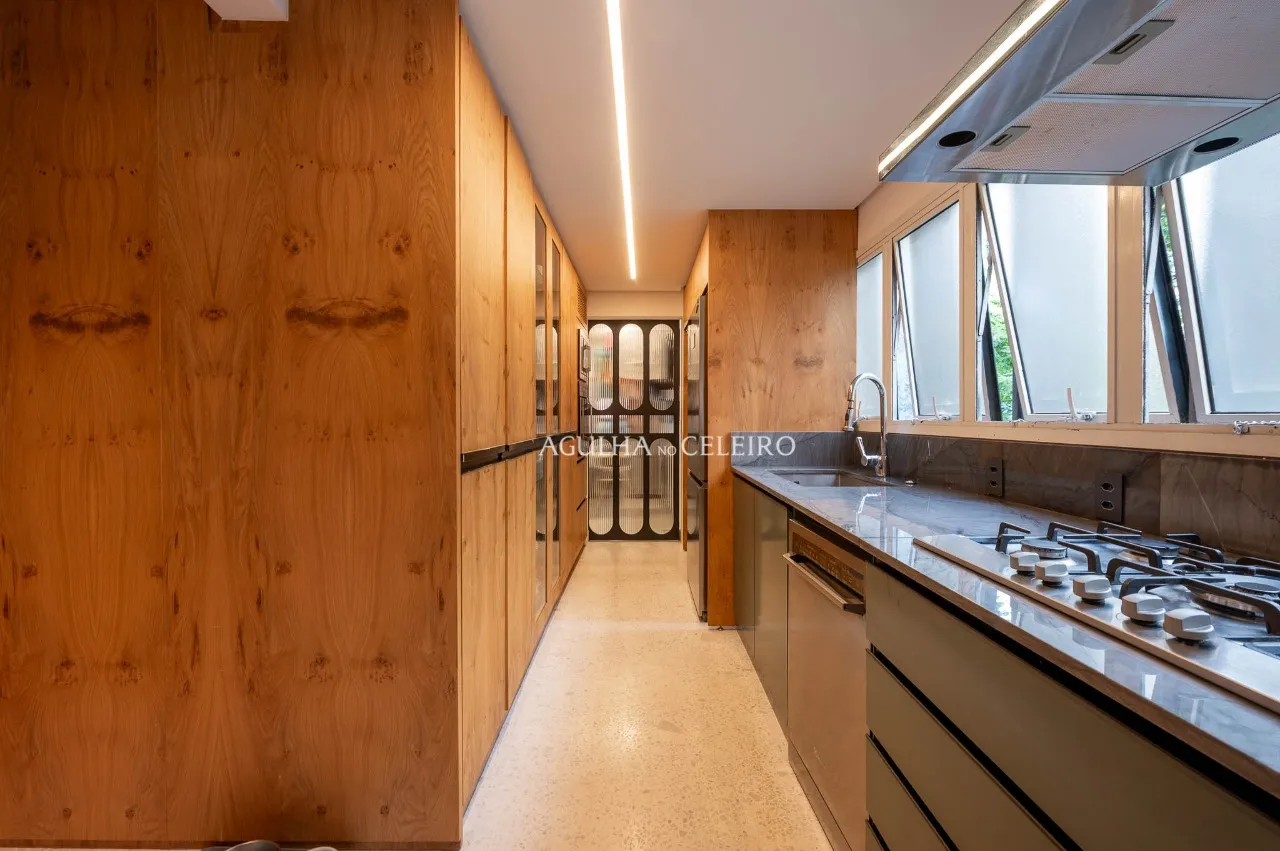 Apartamento totalmente reformado à venda no Jardim América. – AP4547