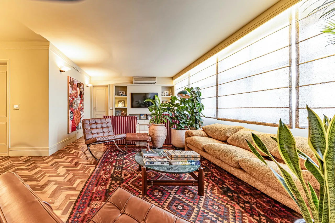 Apartamento reformado, com janelões, luz natural e localização prática, no melhor do Itaim Bibi. – AP6523