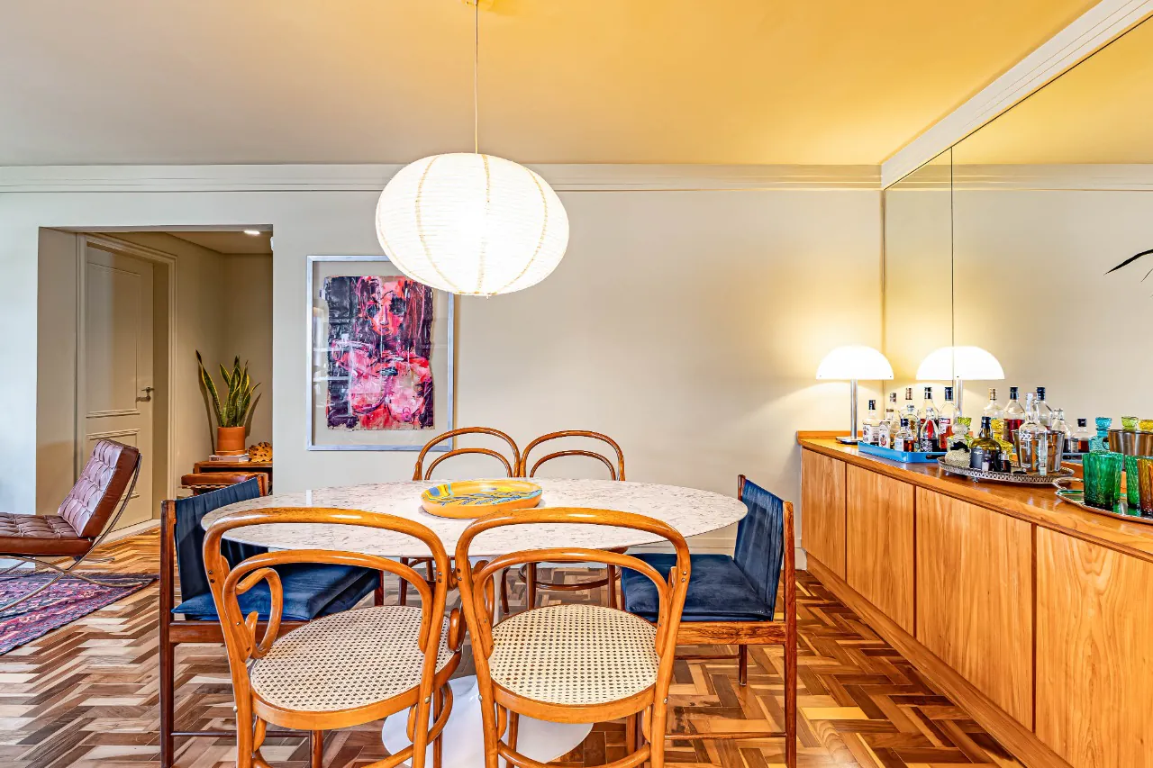 Apartamento reformado, com janelões, luz natural e localização prática, no melhor do Itaim Bibi. – AP6523