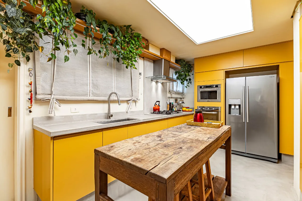 Apartamento reformado, com janelões, luz natural e localização prática, no melhor do Itaim Bibi. – AP6523