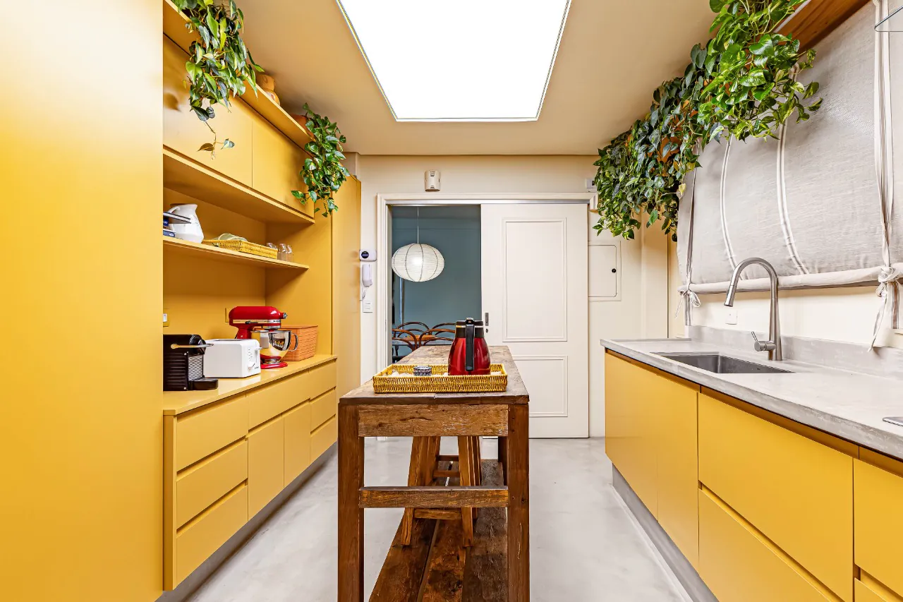 Apartamento reformado, com janelões, luz natural e localização prática, no melhor do Itaim Bibi. – AP6523