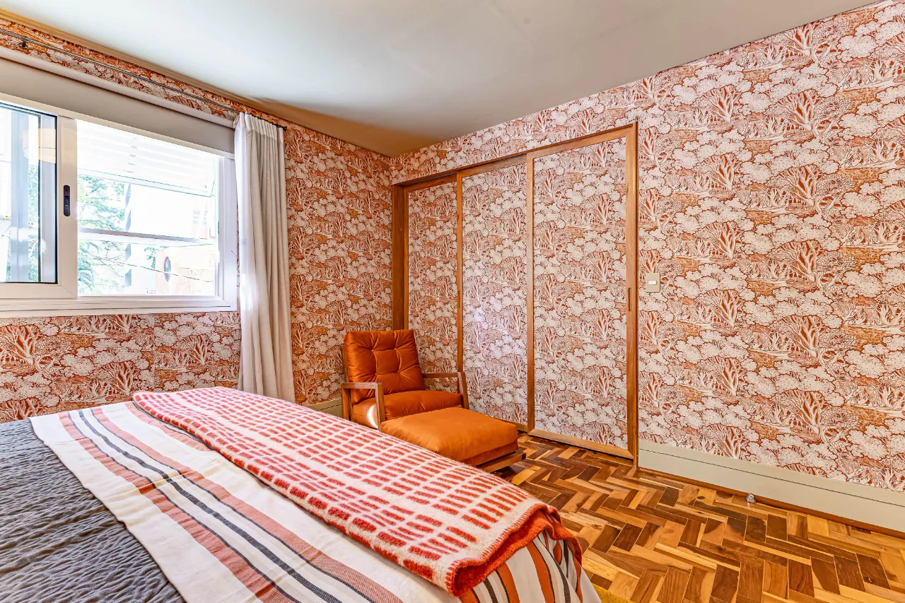 Apartamento reformado, com janelões, luz natural e localização prática, no melhor do Itaim Bibi. – AP6523