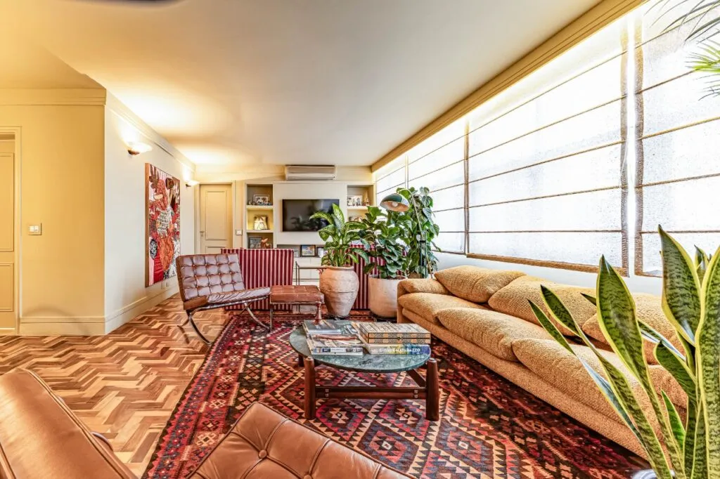 Apartamento reformado, com janelões, luz natural e localização prática, no melhor do Itaim Bibi. – AP6523