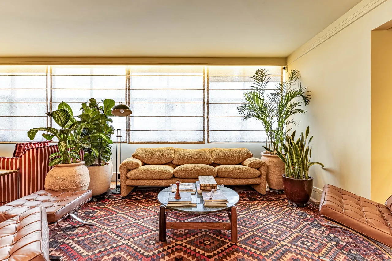 Apartamento reformado, com janelões, luz natural e localização prática, no melhor do Itaim Bibi. – AP6523