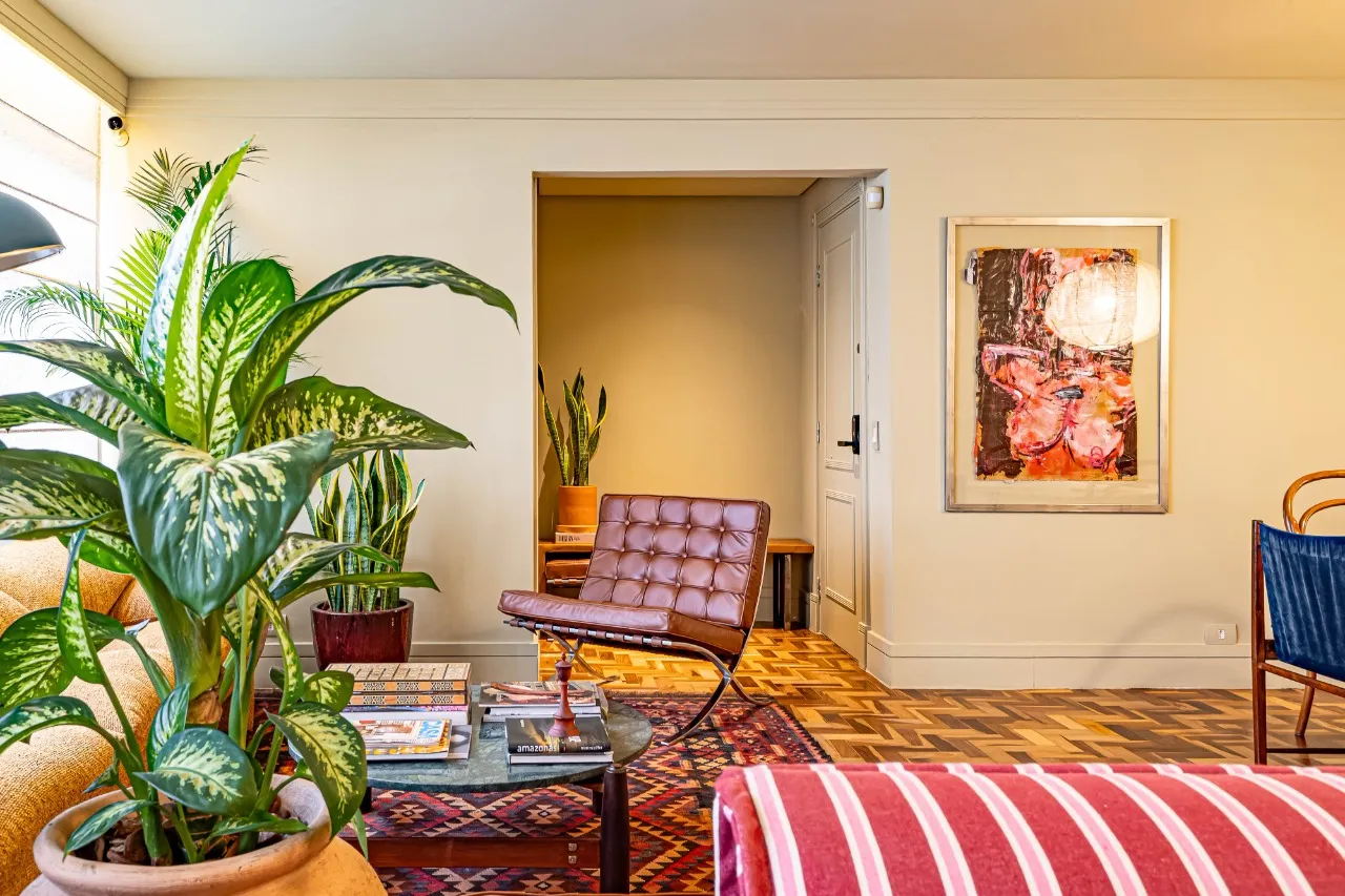 Apartamento reformado, com janelões, luz natural e localização prática, no melhor do Itaim Bibi. – AP6523