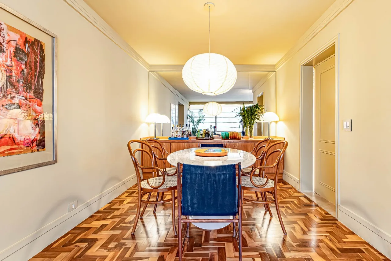 Apartamento reformado, com janelões, luz natural e localização prática, no melhor do Itaim Bibi. – AP6523