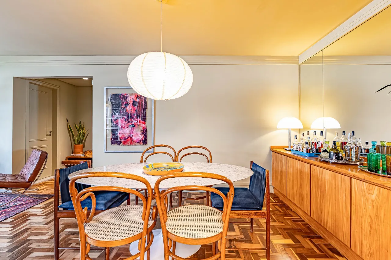 Apartamento reformado, com janelões, luz natural e localização prática, no melhor do Itaim Bibi. – AP6523