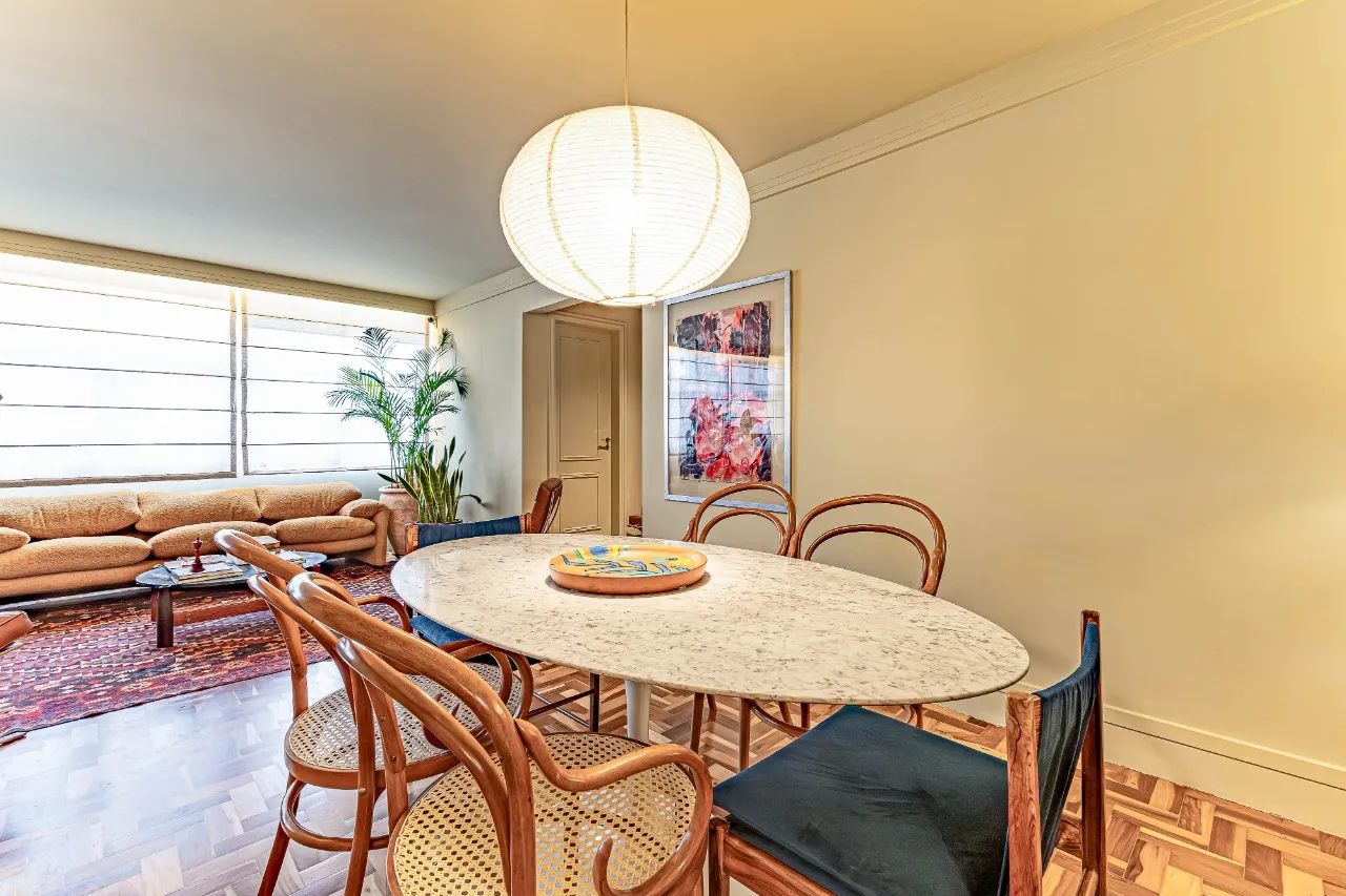 Apartamento reformado, com janelões, luz natural e localização prática, no melhor do Itaim Bibi. – AP6523