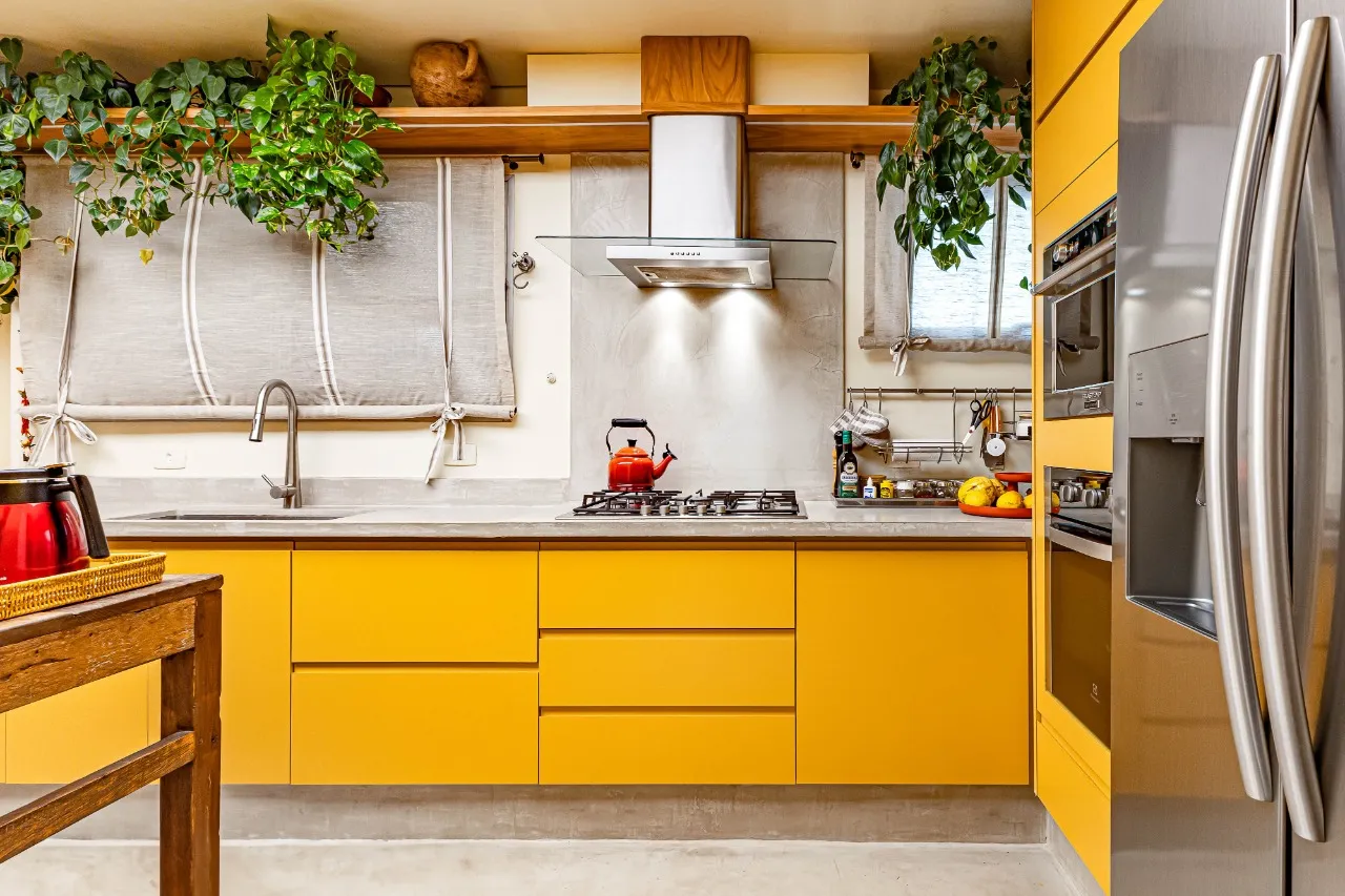 Apartamento reformado, com janelões, luz natural e localização prática, no melhor do Itaim Bibi. – AP6523