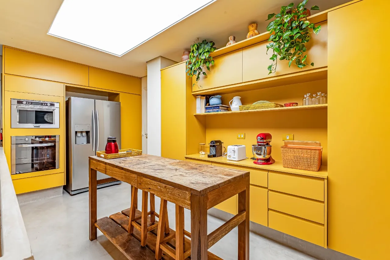 Apartamento reformado, com janelões, luz natural e localização prática, no melhor do Itaim Bibi. – AP6523