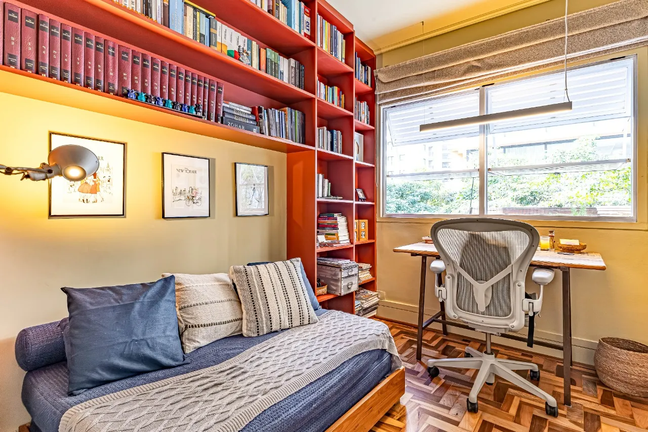 Apartamento reformado, com janelões, luz natural e localização prática, no melhor do Itaim Bibi. – AP6523