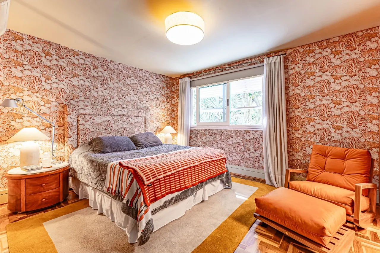 Apartamento reformado, com janelões, luz natural e localização prática, no melhor do Itaim Bibi. – AP6523