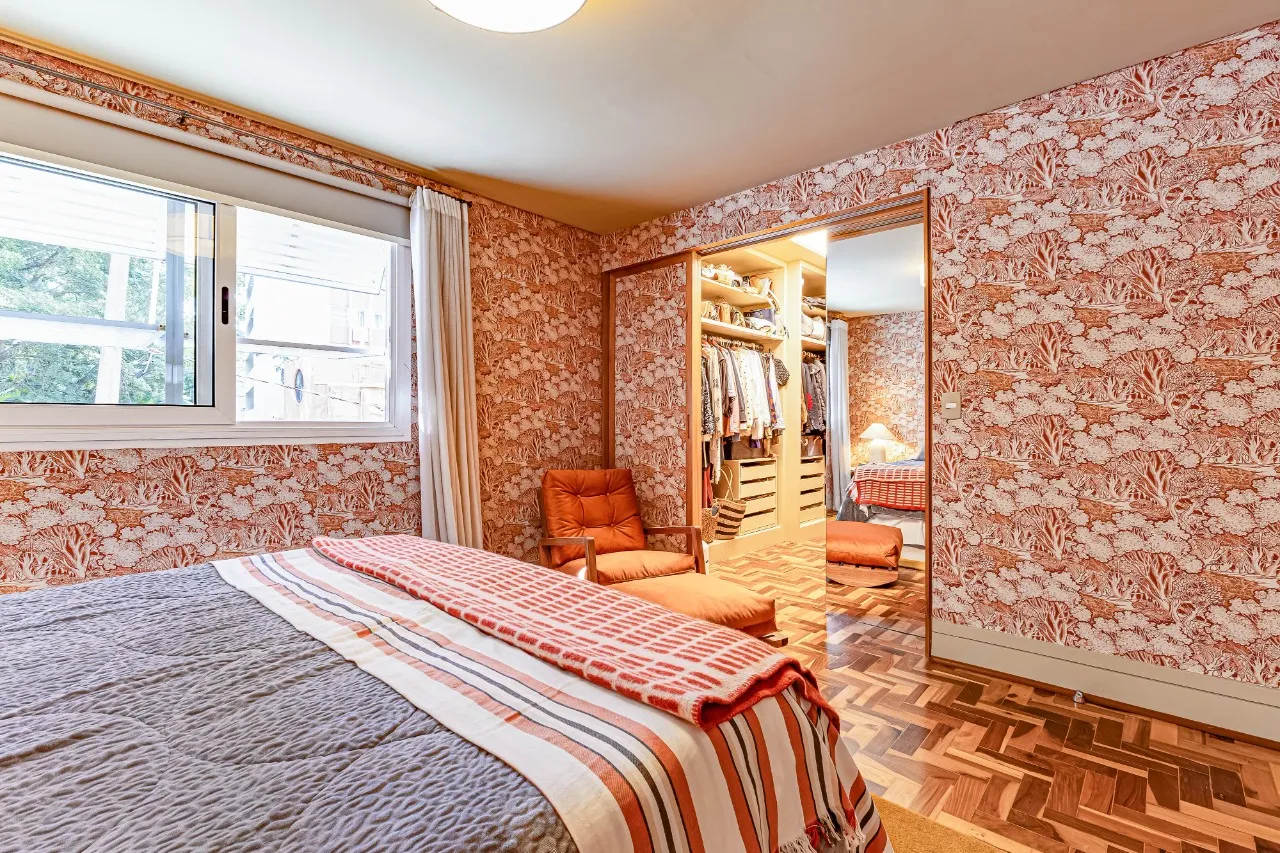 Apartamento reformado, com janelões, luz natural e localização prática, no melhor do Itaim Bibi. – AP6523