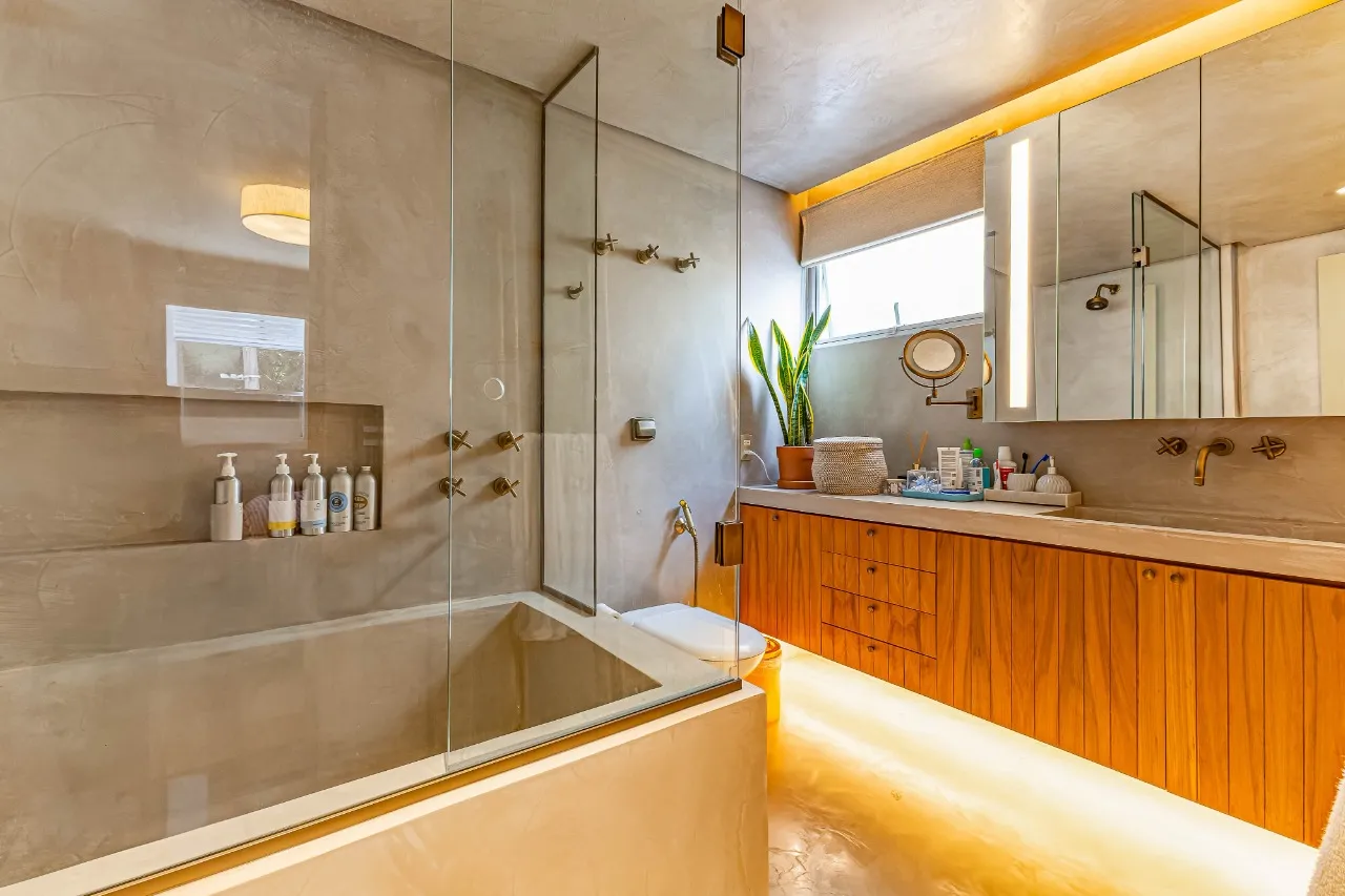 Apartamento reformado, com janelões, luz natural e localização prática, no melhor do Itaim Bibi. – AP6523