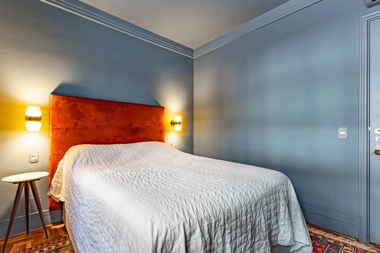 Apartamento reformado, com janelões, luz natural e localização prática, no melhor do Itaim Bibi. – AP6523