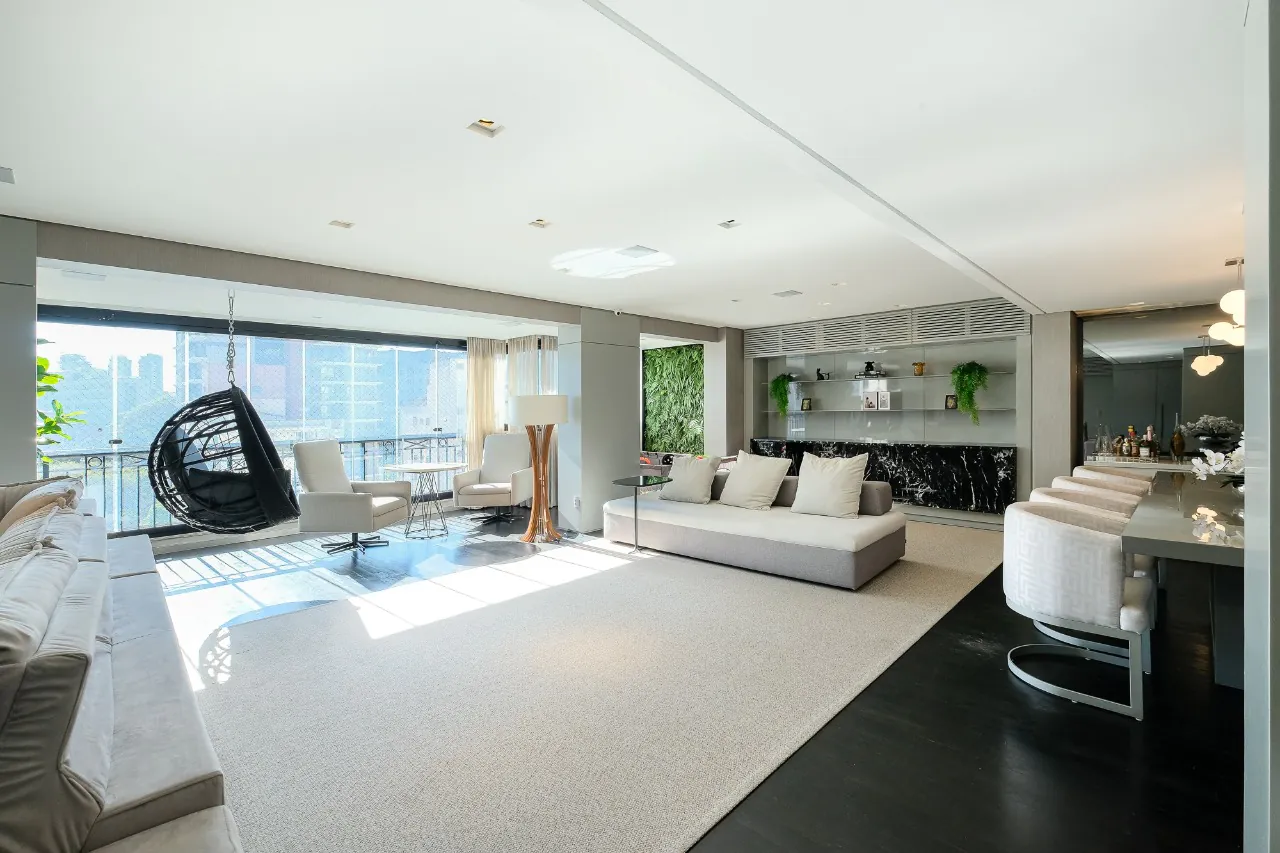 Apartamento totalmente reformado em andar alto nos Jardins em prédio moderno de Zabo. – AP6642