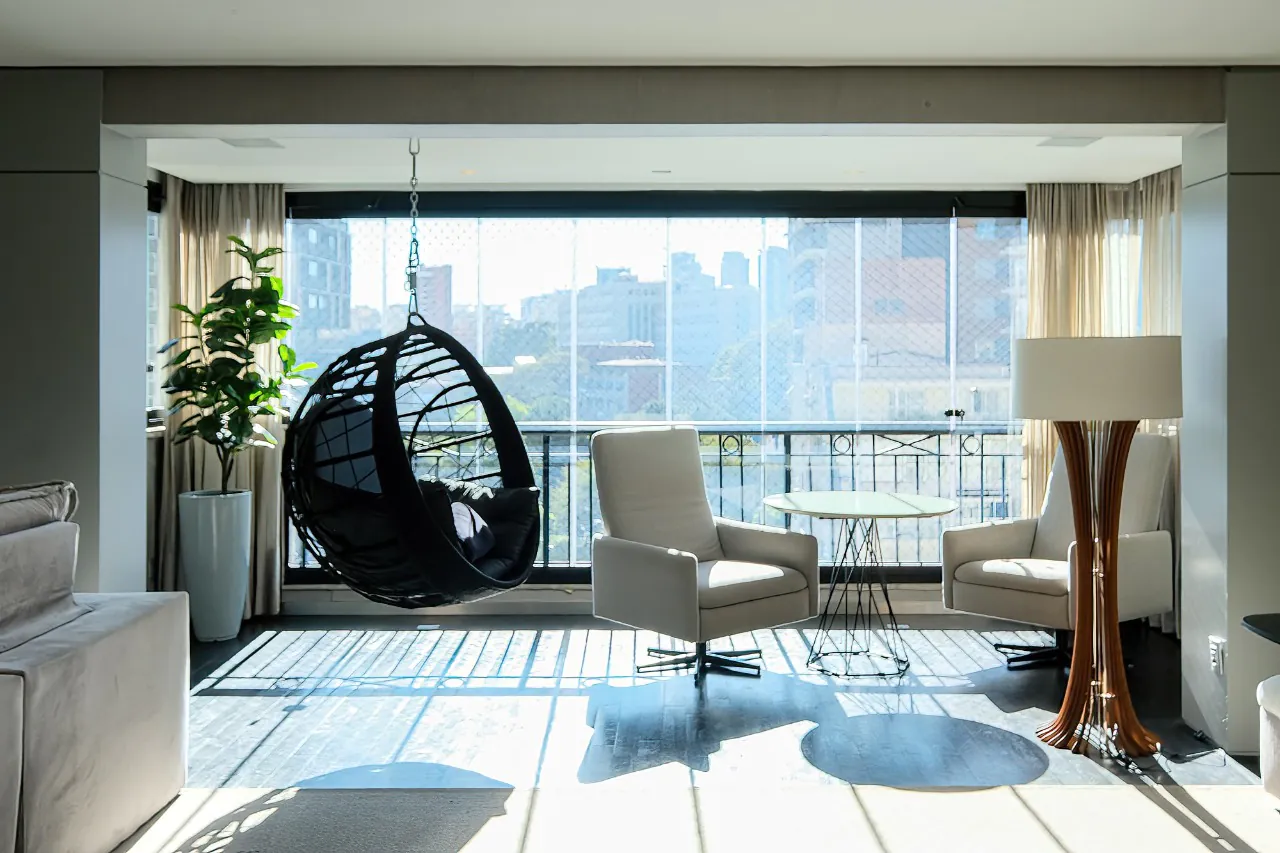 Apartamento totalmente reformado em andar alto nos Jardins em prédio moderno de Zabo. – AP6642