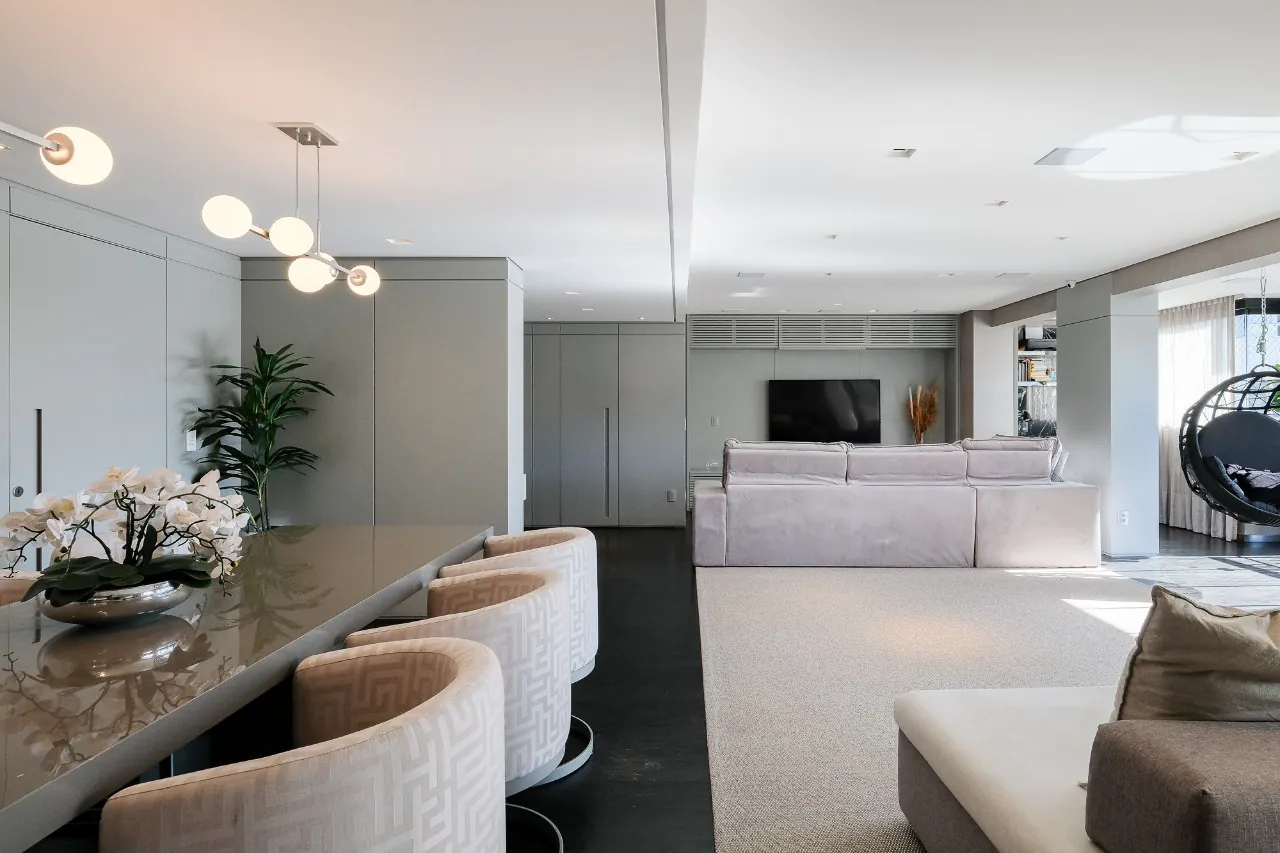 Apartamento totalmente reformado em andar alto nos Jardins em prédio moderno de Zabo. – AP6642