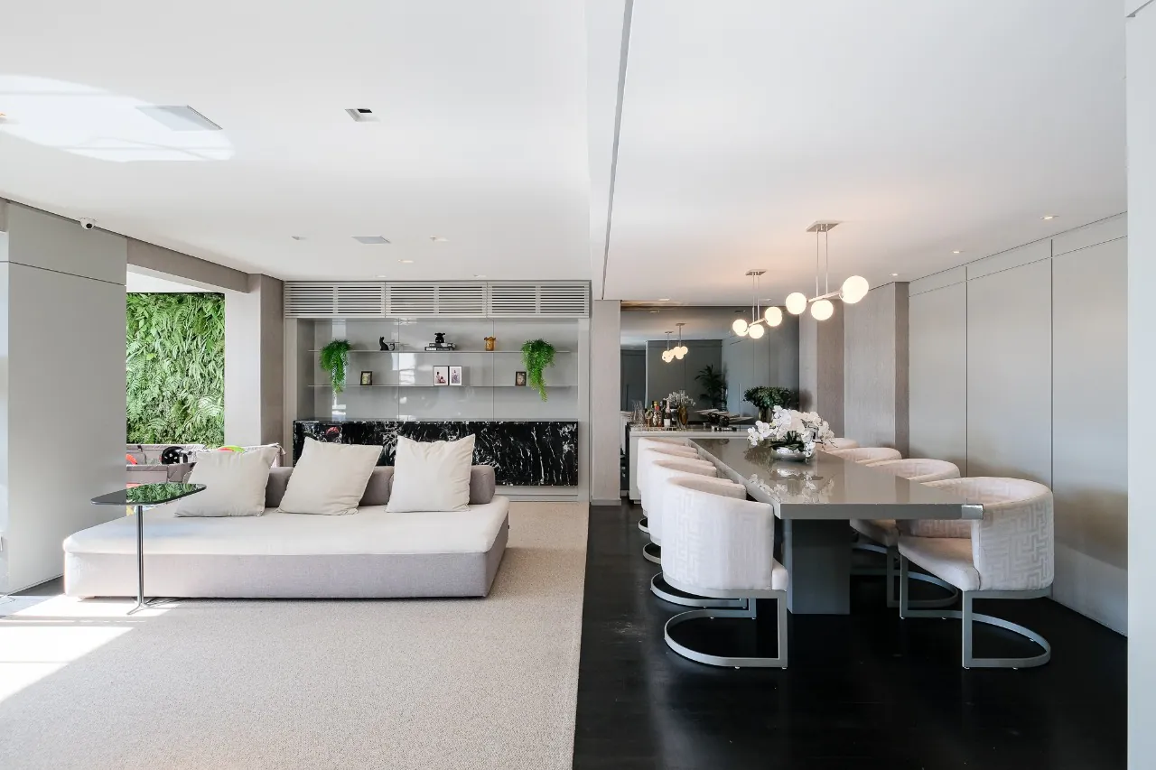 Apartamento totalmente reformado em andar alto nos Jardins em prédio moderno de Zabo. – AP6642