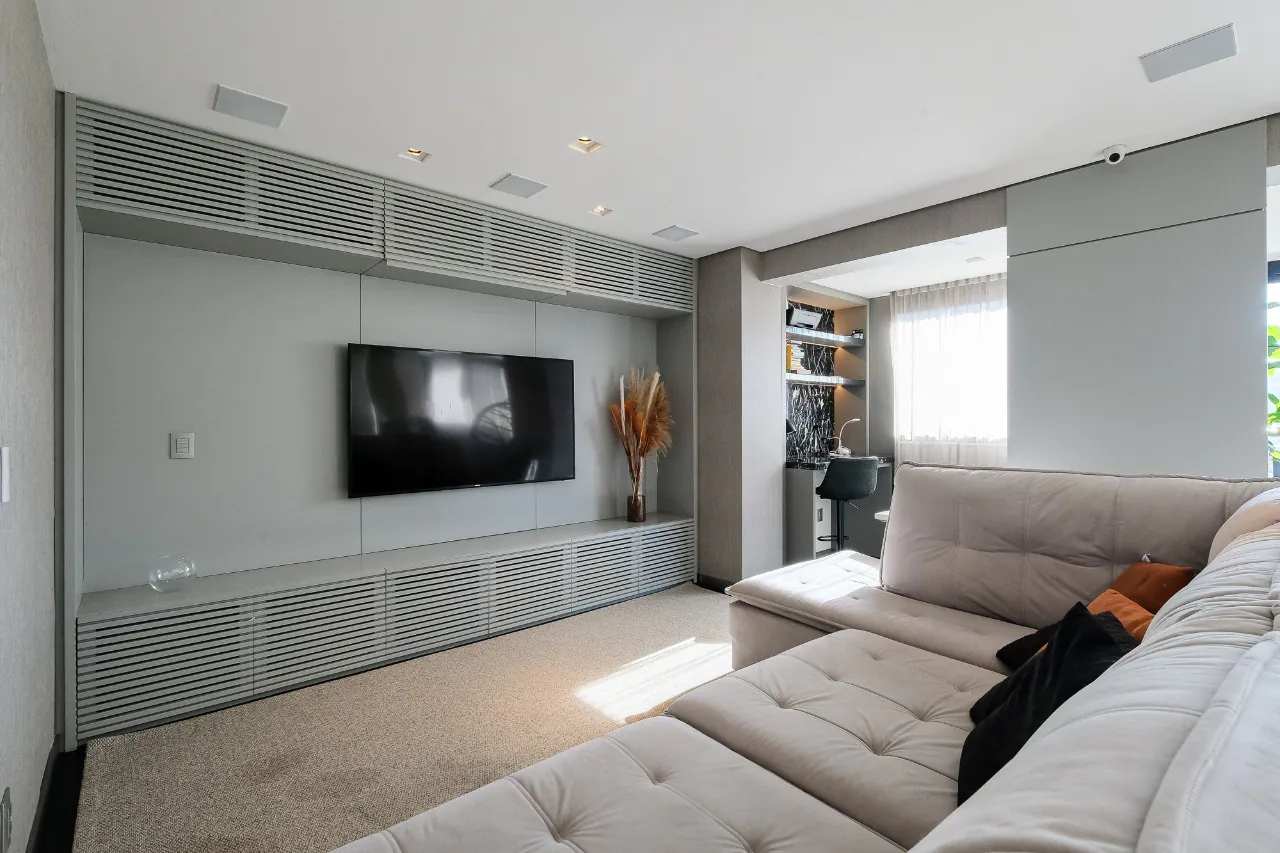 Apartamento totalmente reformado em andar alto nos Jardins em prédio moderno de Zabo. – AP6642