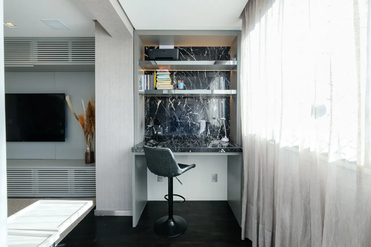 Apartamento totalmente reformado em andar alto nos Jardins em prédio moderno de Zabo. – AP6642