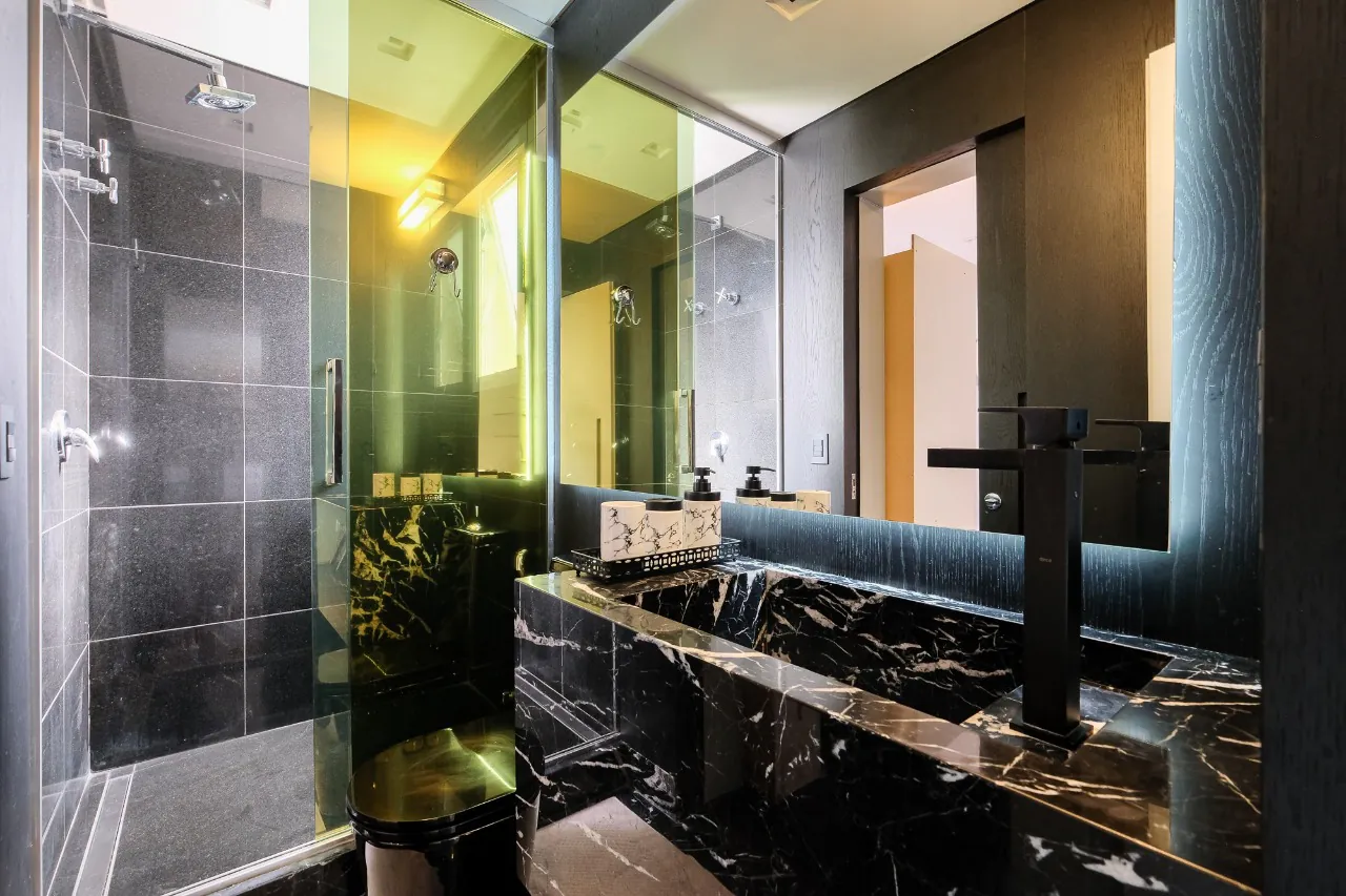 Apartamento totalmente reformado em andar alto nos Jardins em prédio moderno de Zabo. – AP6642