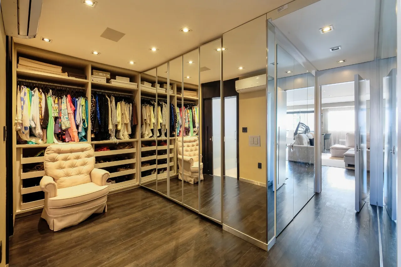 Apartamento totalmente reformado em andar alto nos Jardins em prédio moderno de Zabo. – AP6642