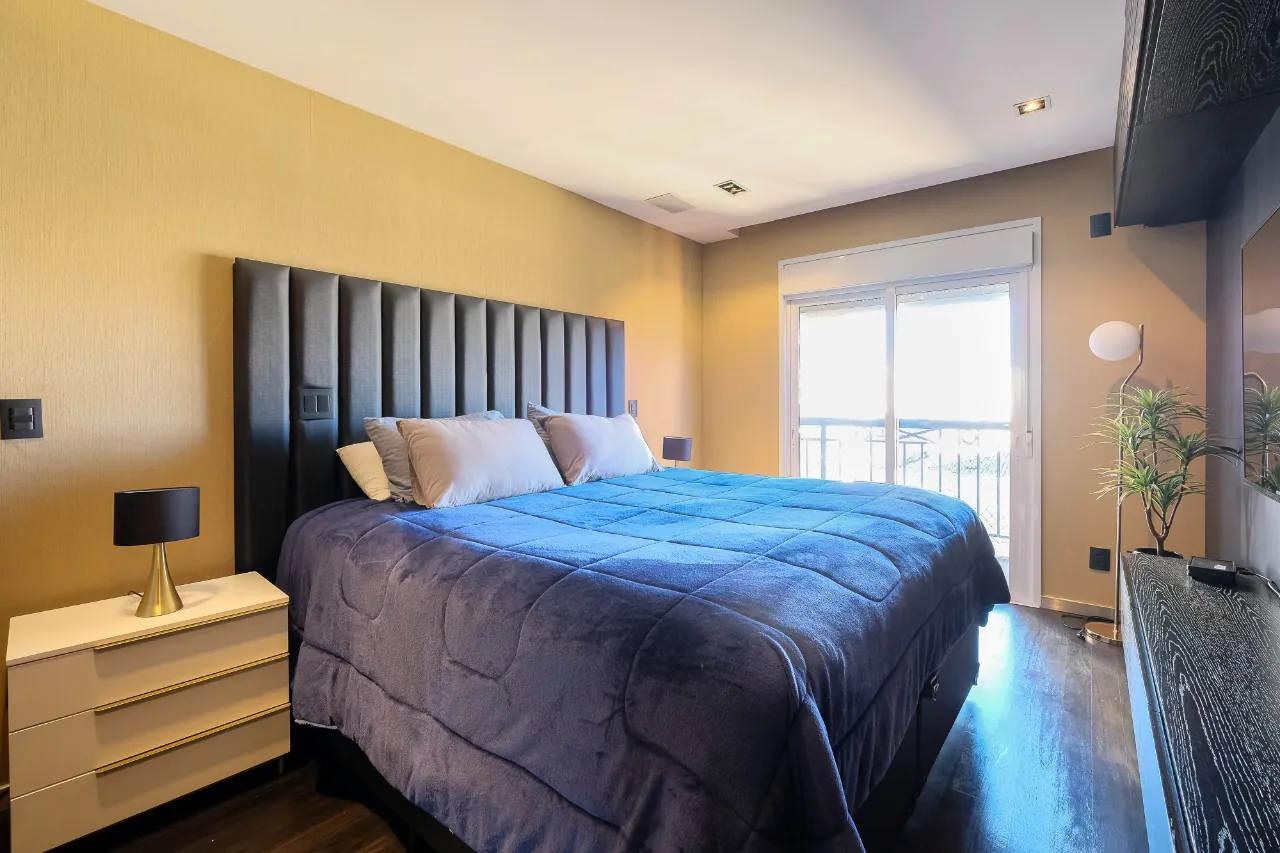 Apartamento totalmente reformado em andar alto nos Jardins em prédio moderno de Zabo. – AP6642