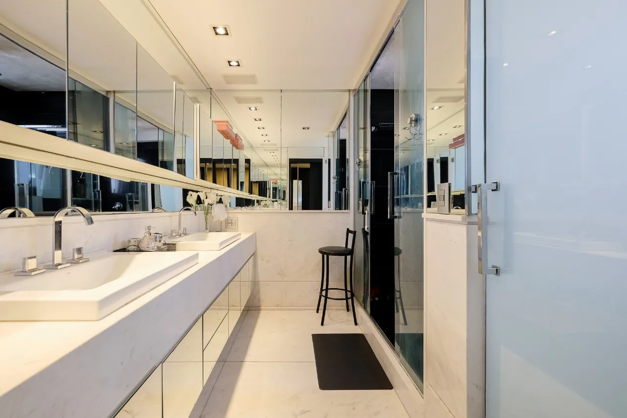 Apartamento totalmente reformado em andar alto nos Jardins em prédio moderno de Zabo. – AP6642