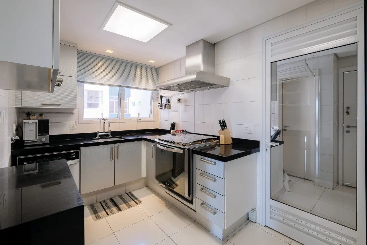 Apartamento totalmente reformado em andar alto nos Jardins em prédio moderno de Zabo. – AP6642