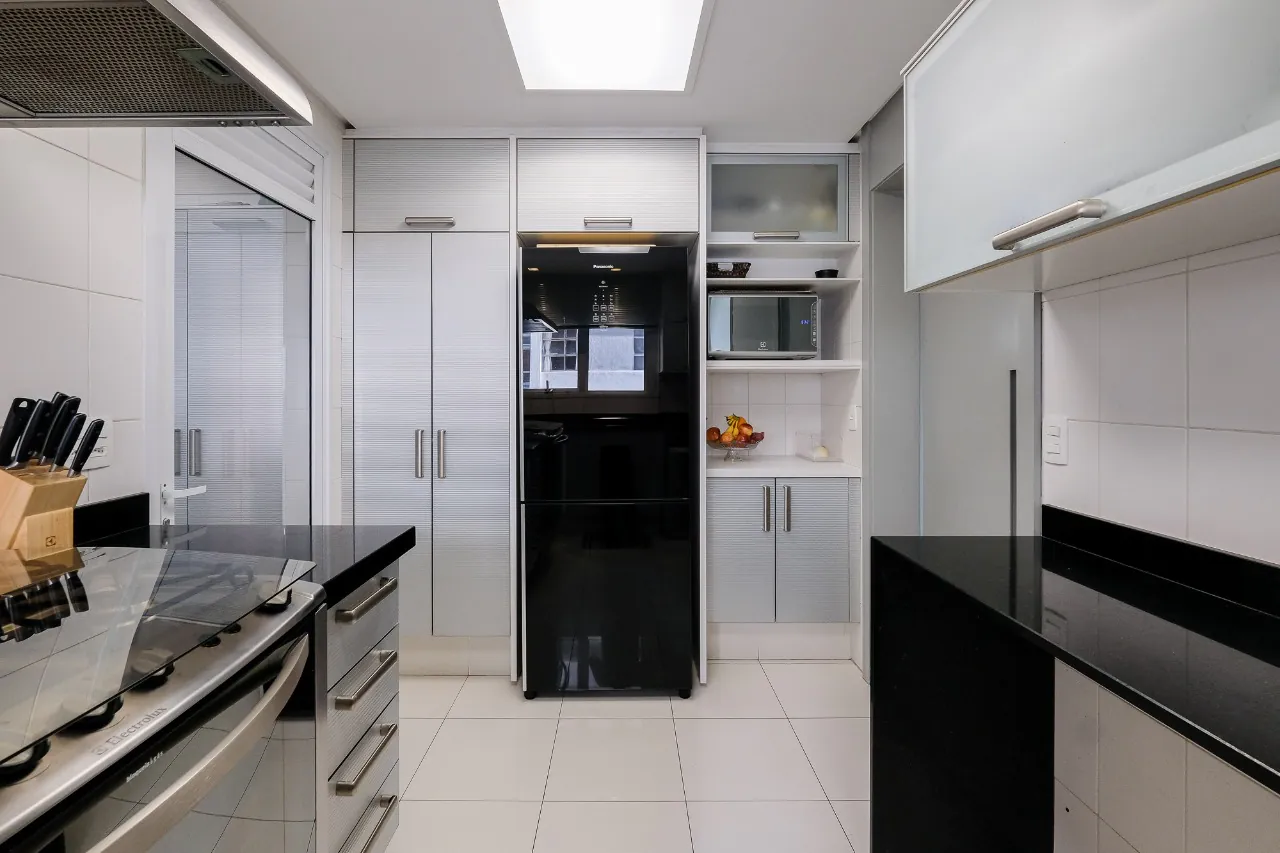 Apartamento totalmente reformado em andar alto nos Jardins em prédio moderno de Zabo. – AP6642