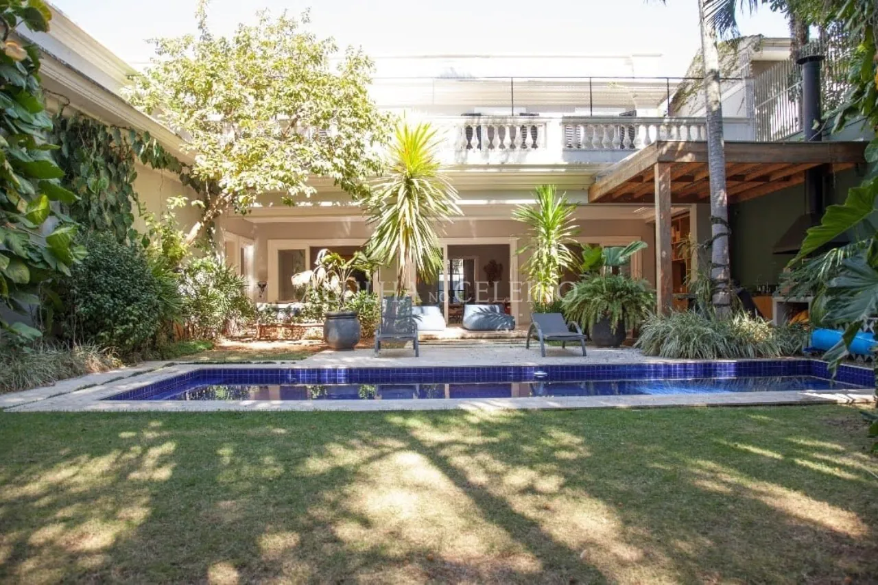 Casa com muito verde à venda no Jardim Europa. – CA0236